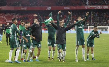 Los jugadores del Betis celebran la victoria por 3-5 al Sevilla en el derbi andaluz.