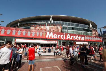 Seguidores del Arsenal se despiden de Wenger.