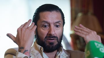 El bailaor Rafael Amargo durante una rueda tras ser absuelto, en el bufete jurídico del abogado, a 15 de mayo de 2024, en Madrid (España). Rafael Amargo ha sido absuelto de la acusación de vender droga desde su casa. El juicio a Rafael Amargo, a su productor Eduardo de Santos y a su socio Manuel Ángel Batista León se celebró el pasado mes de abril, y la Fiscalía pedía para los dos primeros nueve años de cárcel y seis para el tercero, mientras que los acusados defendieron que consumían droga, pero no vendía y solicitaron su absolución. Tras el juicio, el artista y el productor —que estaban en la cárcel de Soto del Real desde noviembre porque no cumplieron con la obligación de firmar en el juzgado— quedaron en libertad hasta que se dictase sentencia.
15 MAYO 2024RAFAEL AMARGO;MARCOS GARCIA MONTES;BAILAOR;RAFAEL AMARGO
Gustavo Valiente / Europa Press
15/05/2024