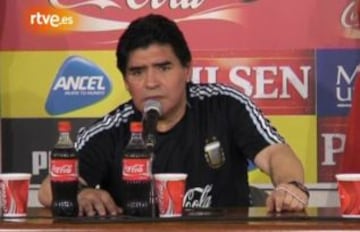 Tras haber derrotado por la cuenta mínima a Uruguay, y haber abrochado la clasificación de Argentina a Sudáfrica 2010, Diego Maradona brindó una conferencia de prensa, en la cual expresaba su rabia y malestar hacia aquellos que no tenían fe en su proceso. Para muchos, esta fue la gran frase de esa intervención: "Al que no creía, a los que no creyeron, y con perdón de las damas, que la chupen. Y que la siguen chupando".