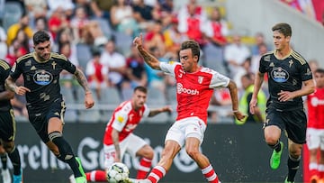 André Horta, con el balón, ante Unai Núñez y Miguel Baeza en el amistoso disputado entre el Braga y el Celta.