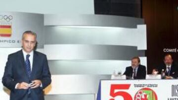 <b>EN EL COE. </b>José Luis Sáez recoge un premio de la Mutualidad General Deportiva en diciembre pasado en presencia de Alejandro Blanco.