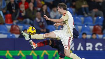 Egiluz despeja el balón en el duelo ante el Levante.