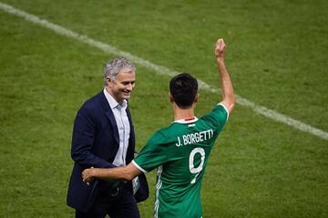Mourinho no ha dirigido en México, pero ya pisó la cancha del Estadio Azteca y conoció a figuras mexicanas como Jared Borgetti. Esto en el marco del Congreso de la FIFA