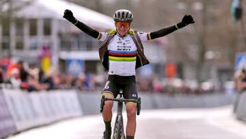 Annemiek van Vleuten celebra su triunfo en la Omloop.