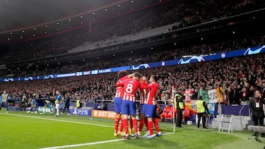 Los jugadores del Atlético celebran el gol de Samuel Lino ante la Lazio.
