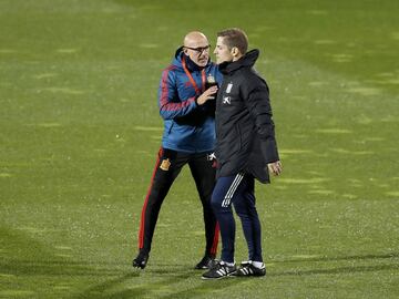 Los entrenadores de las selecciones sub-21 y absoluta, Luis de la Fuente y Robert Moreno.
