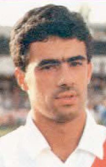 Comenz¨® su carrera en el Castilla en 1979 llegando a jugar con el primer equipo la temporada 1981-82, la temporada 1983-84 volvi¨® con el Castilla. En el Rayo Vallecano jugar¨ªa desde 1987 hasta 1990.