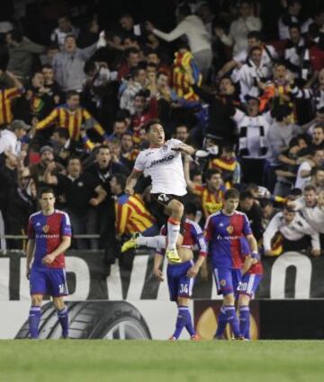 Edu Vargas celebra el 2-0.