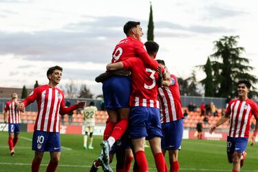 El balón parado da tres puntos a un Atleti que no sabe jugar con ventaja