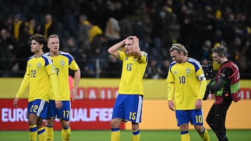 Carl Starfelt, junto a sus compañeros de la selección de Suecia, al término del encuentro de Eslovenia.