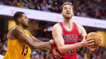 Pau Gasol trata de irse de la defensa de Tristan Thompson.