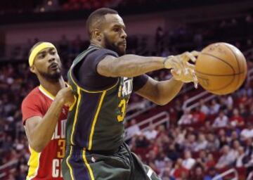 Trevor Booker recoge el rebote ante Corey Brewer.