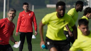 GIJÓN (ASTURIAS), 08/04/2025.- El nuevo entrenador del Sporting de Gijón, Asier Garitano, dirige un entrenamiento en Gijón tras llegar este martes, de Santa Cruz de Tenerife. El Real Sporting de Gijón, uno de los clubs históricos del fútbol español, ha oficializado este martes la incorporación de Asier Garitano como nuevo entrenador por lo que queda de temporada y una más, hasta junio de 2026, con el objetivo más inmediato de lograr la permanencia en Segunda división. EFE/ Paco Paredes