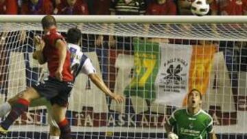 <b>EL 1-1. </b>Pandiani hizo así el empate, adelantándose a De la Bella y marcando por alto. Luego llegaría la remontada de Osasuna.