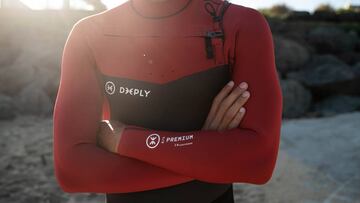 Surfista con los brazos cruzados y el neopreno rojo y negro de la gama Premium (y eco-friendly) de Deeply.