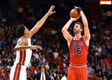 Pau Gasol lanza ante Hassan Whiteside.