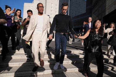 Miles de personas protestan en Los Angeles en contra del ICE  (Servicio de Inmigración y Control de Aduanas) desplegado Minnesota. El periodista Don Lemon junto a su marido acude a la protesta. Lemon fue detenido por su cobertura de las protestas que se produjeron en Minnesota.