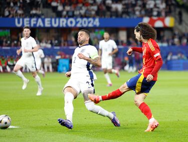 2-1. Asistencia de Marc Cucurella para el delantero de la Real Sociedad, que no perdona, y manda el balón al fondo de la portería de Jordan Pickford.