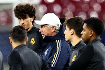 Ancelotti, en un momento de la charla a sus jugadores en Leipzig.
