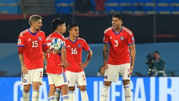 El jugador de Chile, Guillermo Maripán, juega el balón contra Uruguay durante el partido clasificatorio al Mundial 2026.