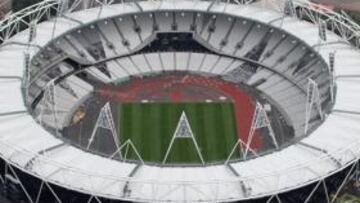 <b>EL ESTADIO OLÍMPICO DE STRATFORD. </b>Abajo, una recreación informática de la joya de los Juegos. Arriba, a la izquierda, el estado actual de la instalación.