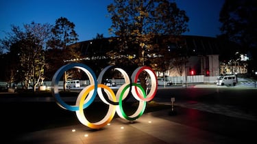 This picture shows the Olympic rings displayed outside the National Stadium, a venue for the Tokyo 2020 Olympic Games, in Tokyo on April 7, 2020. - Japan's Prime Minister Shinzo Abe on April 7 declared a month-long state of emergency in Tokyo and six othe