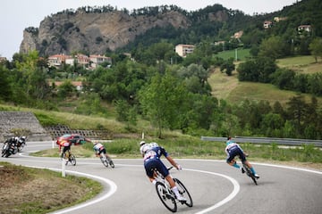 La escapada líder pedalea en el descenso del Barbotto durante la primera etapa del Tour de Francia 2024.