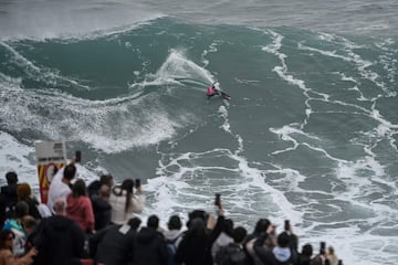 Clement Roseyro durante el Tudor Nazaré Big Wave Challenge 2024 que se desarrolla estos días entre olas épicas de 10 a 12 metros en la mundialmente famosa Praia do Norte en Nazaré, Portugal.