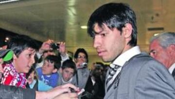 <b>EL ATLÉTICO LLEGÓ UNA HORA TARDE . </b> El Atlético llegó con más de una hora de retraso a Jerez. La expedición rojiblanca tenía previsto salir a la 19:00 horas del aeropuerto de Barajas. Sin embargo partió pasadas las 20:00. Los rojiblancos estuvieron esperando tres cuartos de hora dentro del avión. Agüero fue el más aclamado por la afición.