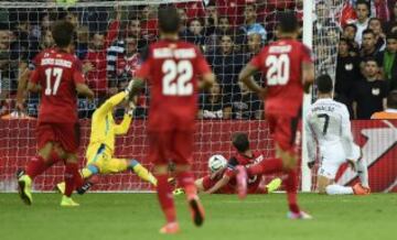 El jugador del Real Madrid Cristiano Ronaldo (c) anota un gol ante el Sevilla hoy, martes 12 de agosto de 2014, durante el partido por al Supercopa de Europa en el estadio Cardif