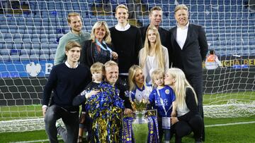 Peter Schmeichel, a la derecha de pie, con su familia y el título de la Premier conseguido por su hijo Kasper.