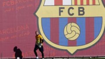 Valdés se ha convertido en objetivo del Arsenal y Wenger tras su anuncio de no renovación por el Barcelona.