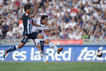 Esteban Paredes cumple 37 años de edad. En su carrera profesional ha jugado en Santiago Morning, Puerto Montt, Pachuca Junior de México, Cobreloa, Colo Colo, Atlante y Querétaro de Mexico. En la selección chilena participa regularmente desde 2006.