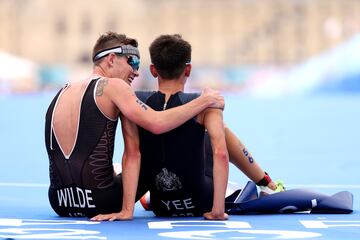 El neozelandés Hayden Wilde y el británicoAlex Yee, se felicitan tras su batalla épica en triatlón. 