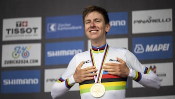 Tadej Pogacar, con su maillot arcoíris de campeón del mundo en Zúrich.