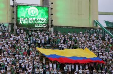 Los aficionados del equipo y las autoridades de la ciudad brasileña recibieron con emotivos homenajes a los jugadores colombianos antes del primer partido de la Recopa Sudamericana.