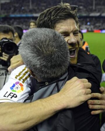 Xabi Alonso celebra con Mourinho la Liga del Madrid de la temporada 2011/12 en Bilbao.