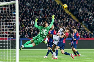 Wojciech Szczesny se lanza a por el balón ante la antenta mirada de Randy Nteka y Pau Cubarsí.