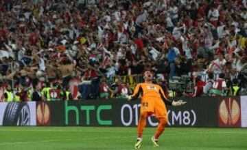 Beto celebr¨® el triunfo sevillista.