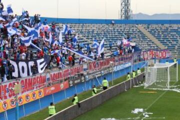 La presencia de los hinchas de la UC con bombos, lienzos y bengalas.