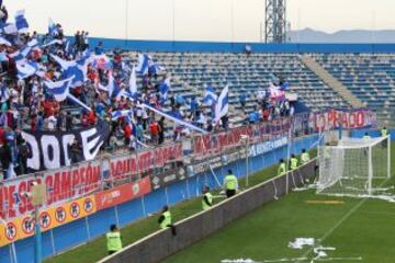 La presencia de los hinchas de la UC con bombos, lienzos y bengalas.