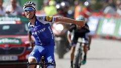 Julian Alaphilipe celebra su victoria en el Xorret de Catí, la tercera del equipo Quick Step en esta Vuelta a España 2017.