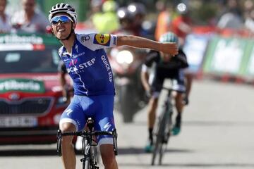 Julian Alaphilipe celebra su victoria en el Xorret de Catí, la tercera del equipo Quick Step en esta Vuelta a España 2017.