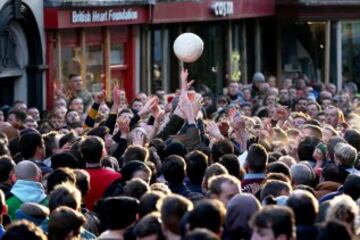 Las porterías son ruedas de molino incrustadas en el centro de unos muros de piedra situadas en la orilla del río Henmore. A este partido se le puede considerar 'protofútbol'. 