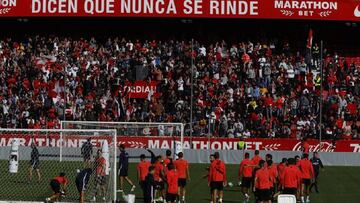 El Sevilla se pega un baño de masas antes del derbi y Vaclik da el susto