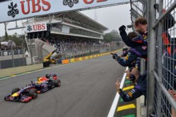 Sebastian Vettel celebra con sus compañeros de equipo Red Bull la llegada a meta en el GP Brasil