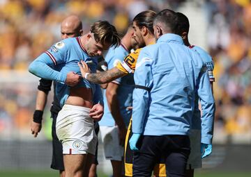 El defensor irlandés del Wolverhampton Wanderers, Nathan Collins, ha realizado una entrada sobre Jack Grealish durante el encuentro de hoy que le ha costado la roja directa.