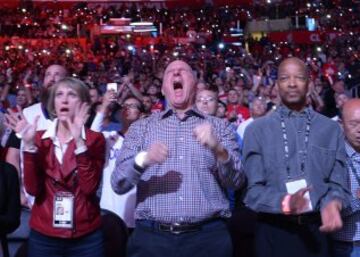 Steve Ballmer, dueño de Los Angeles Clippers, junto a su esposa Connie Ballmer.