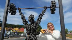 Lydia Valent&iacute;n junto a la escultura.